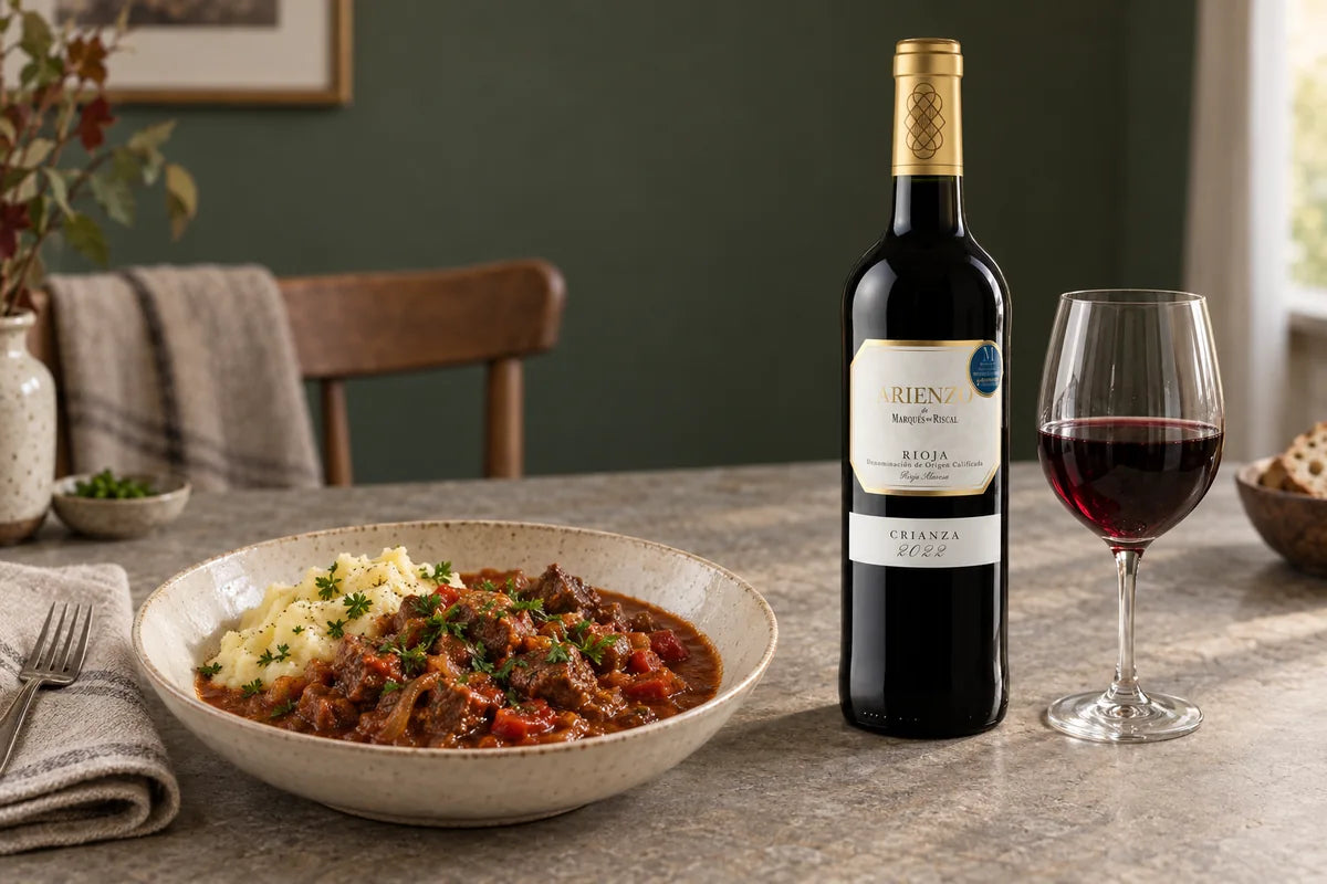 Gullasch med paprika og kartoffelmos ved siden af Arienzo Crianza 2022 og et glas rødvin
