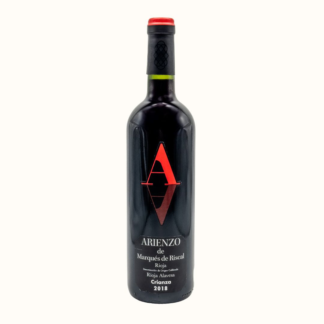 Arienzo de Marqués de Riscal Crianza 2018 Rioja rødvin flaske med sort etiket og rød bogstav A på etiketten.