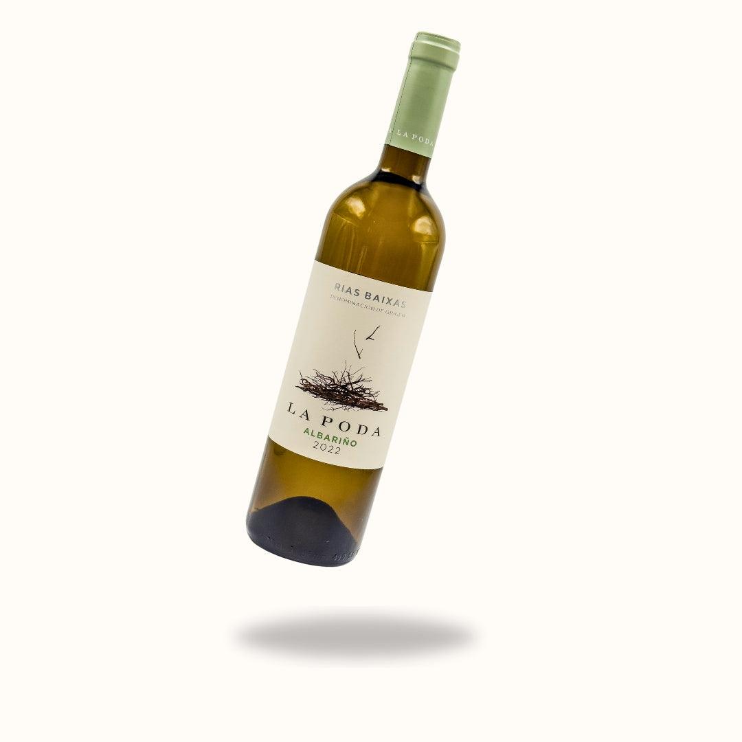 La Poda Albariño hvidvin i en flyvende præsentation – spansk vin fra Rias Baixas med friske smagsnoter, perfekt til sommerretter.