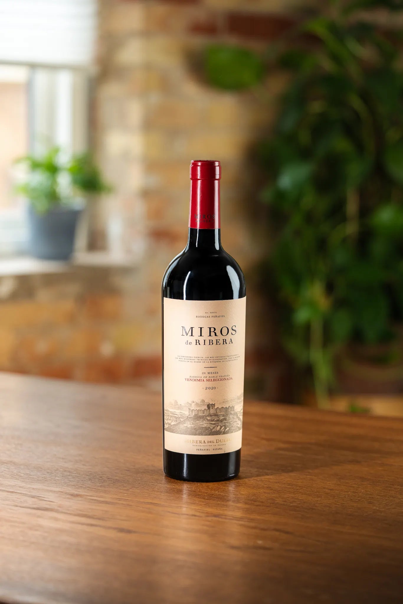 Miros De Ribera flaske på bord